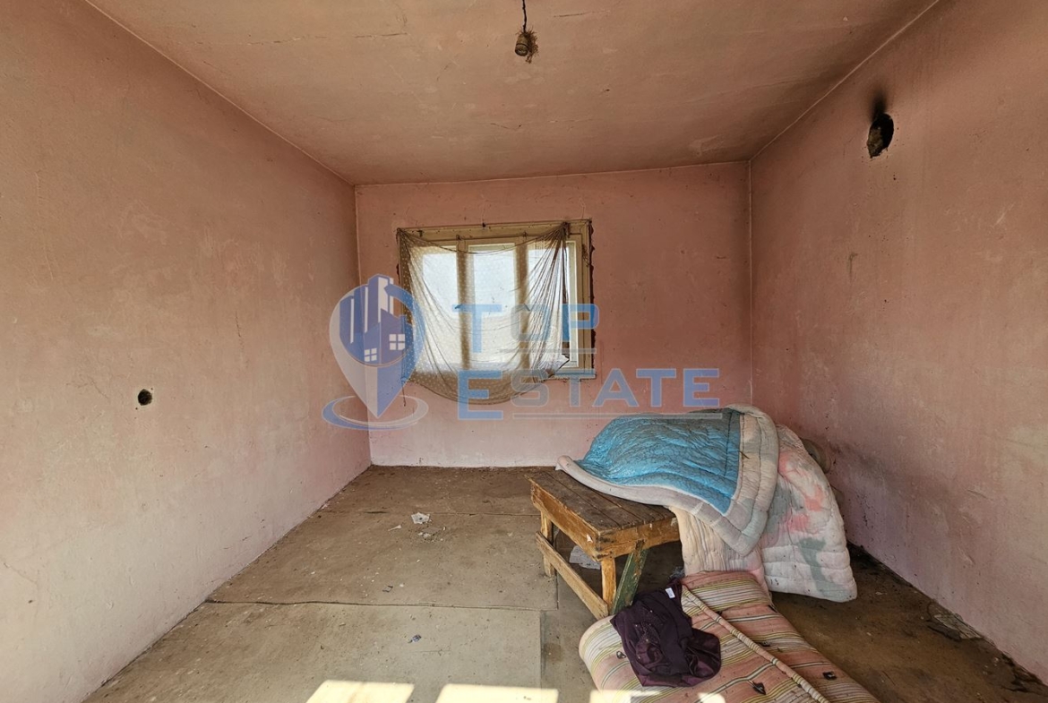 Тухлена къща с двор в село Горско Калугерово - 0