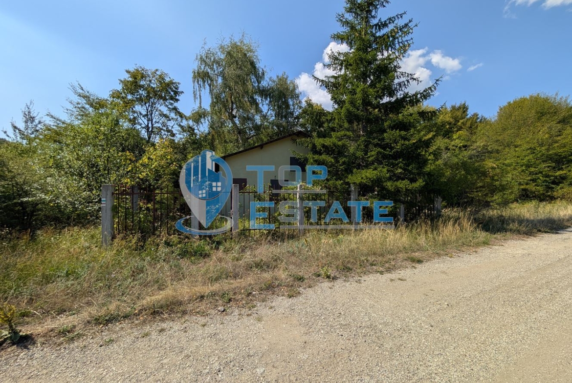 Едноетажна къща в централната част на Стара планина, в землището на село Станчов хан - 0