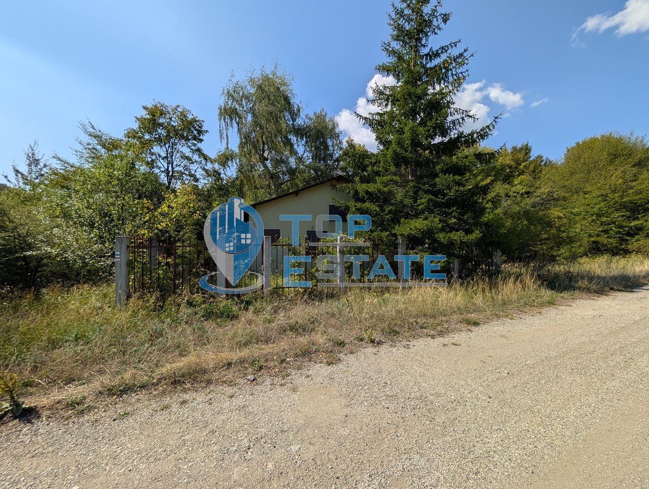 Едноетажна къща в централната част на Стара планина, в землището на село Станчов хан - 0