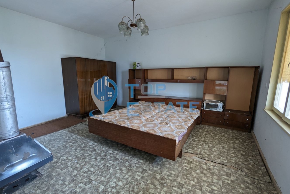 Двуетажна къща с кладенец и гараж в град Сухиндол - 0