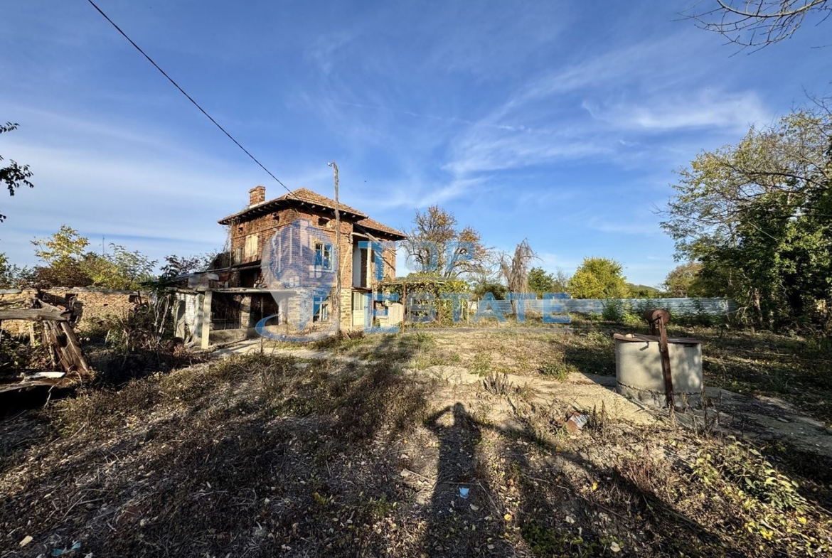 Двуетажна тухлена къща с кладенец в с. Михалци, област Велико Търново. - 0