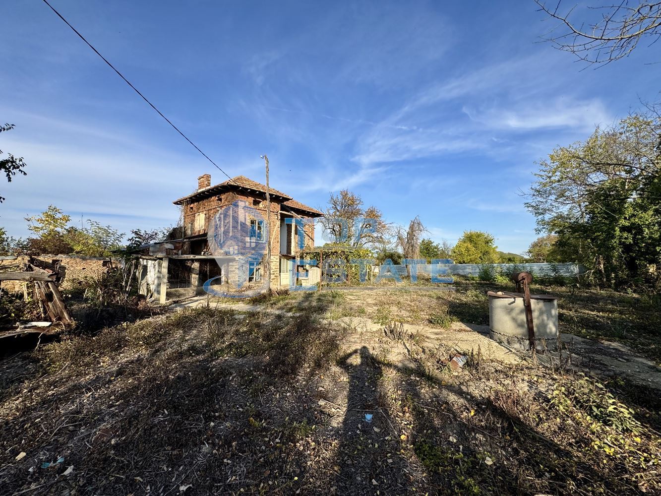 Двуетажна тухлена къща с кладенец в с. Михалци, област Велико Търново.-0 Двуетажна тухлена къща с кладенец в с. Михалци, област Велико Търново. - 0