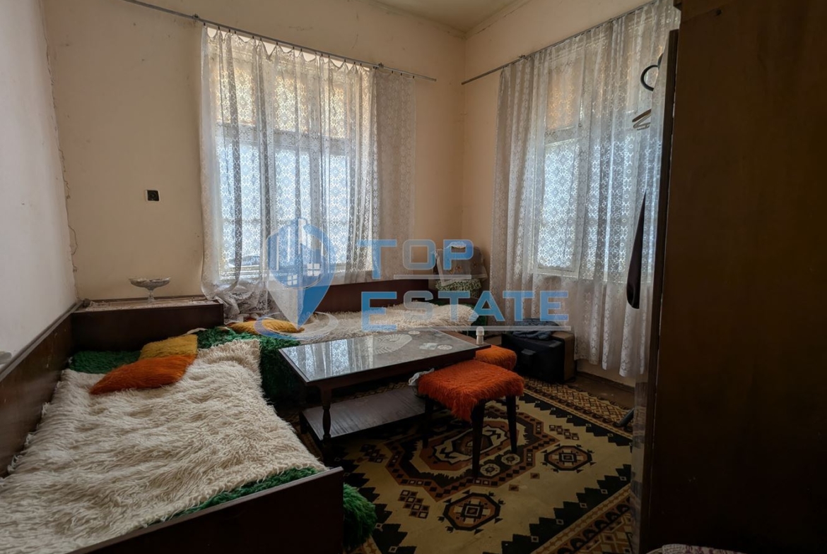 Двуетажна полумасивна къща с голям двор в централната част на град Плачковци - 0