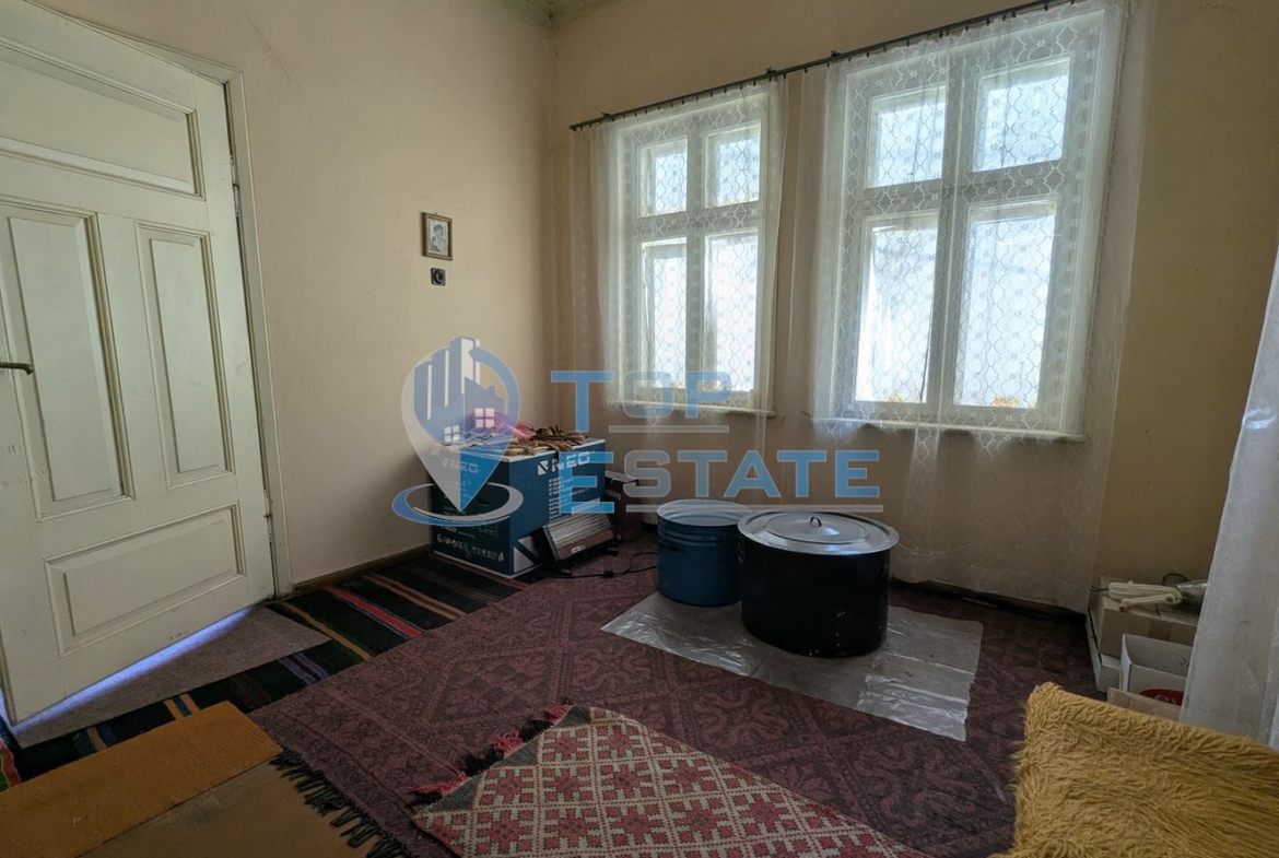 Двуетажна тухлена къща на главната улица в село Поликраище, област Велико Търново - 0