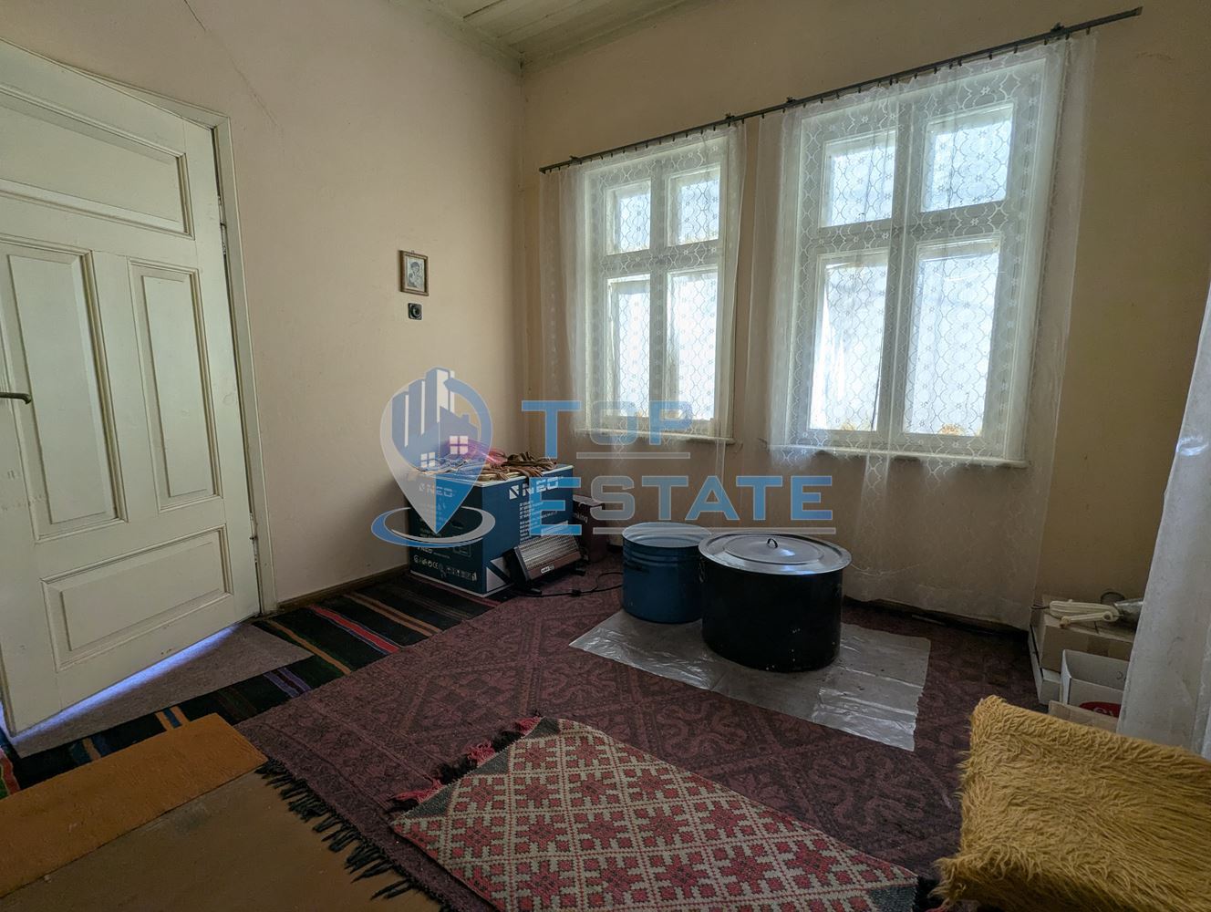 Двуетажна тухлена къща на главната улица в село Поликраище, област Велико Търново-0 Двуетажна тухлена къща на главната улица в село Поликраище, област Велико Търново - 0