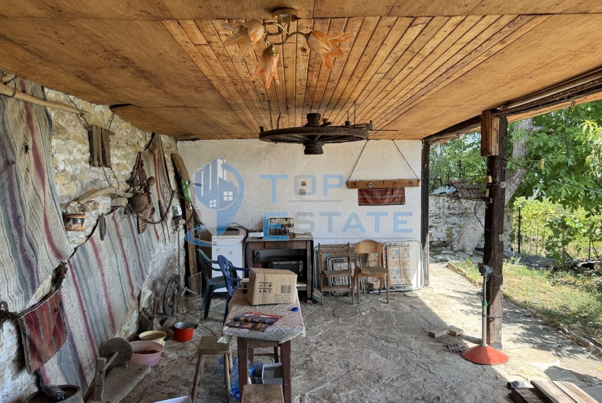 Двуетажна тухлена къща с кладенец и голям двор в село Гоздейка, област Велико Търново - 0