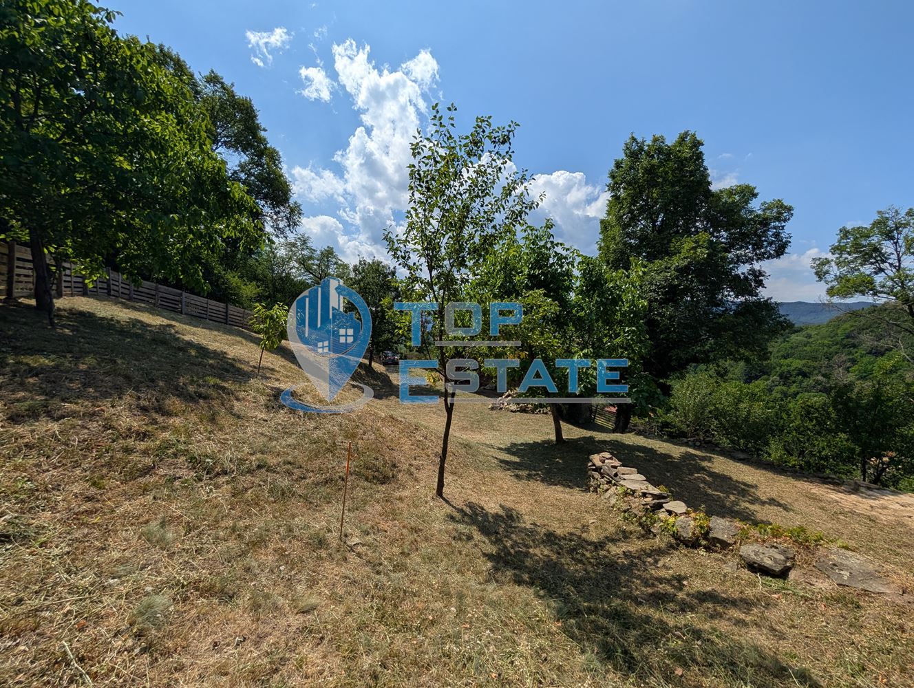 Двуетажна къща с уникална панорамна гледка в Тревненския балкан - 0