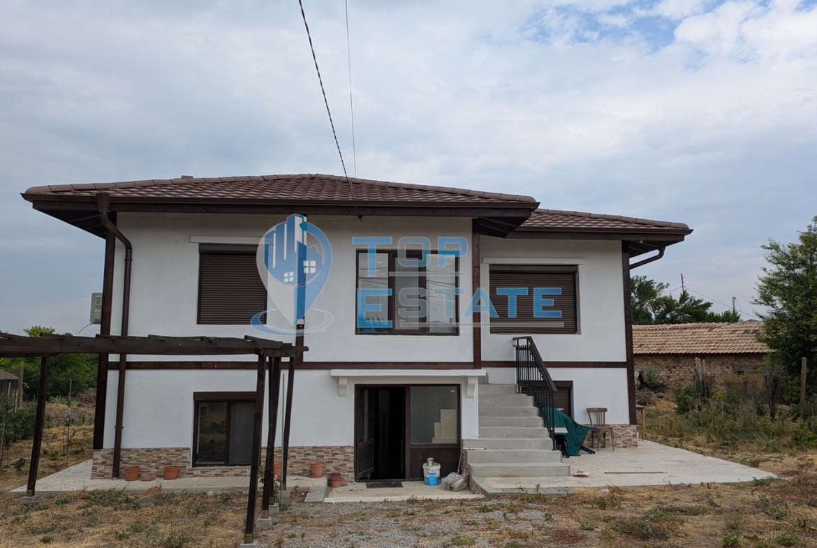 Двуетажна реновирана тухлена къща на центъра на село Поликраище, област Велико Търново - 0