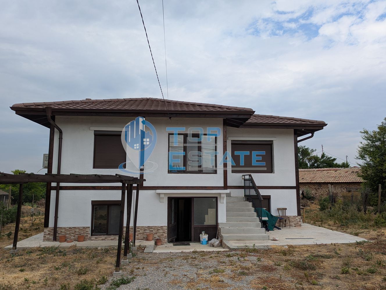 Двуетажна реновирана тухлена къща на центъра на село Поликраище, област Велико Търново - 0