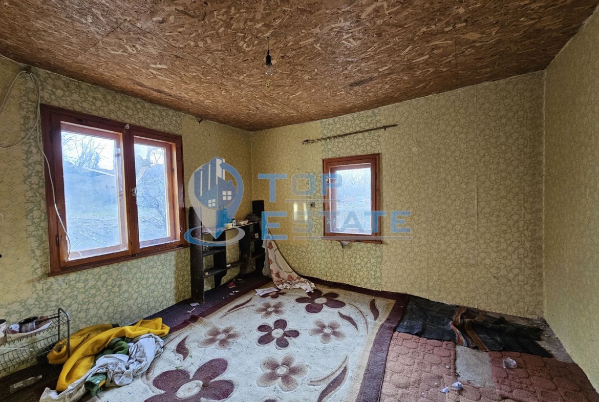 Двуетажна тухлена къща с голям двор в село Козловец, община Свищов - 0