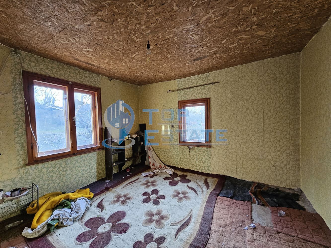 Двуетажна тухлена къща с голям двор в село Козловец, община Свищов - 0