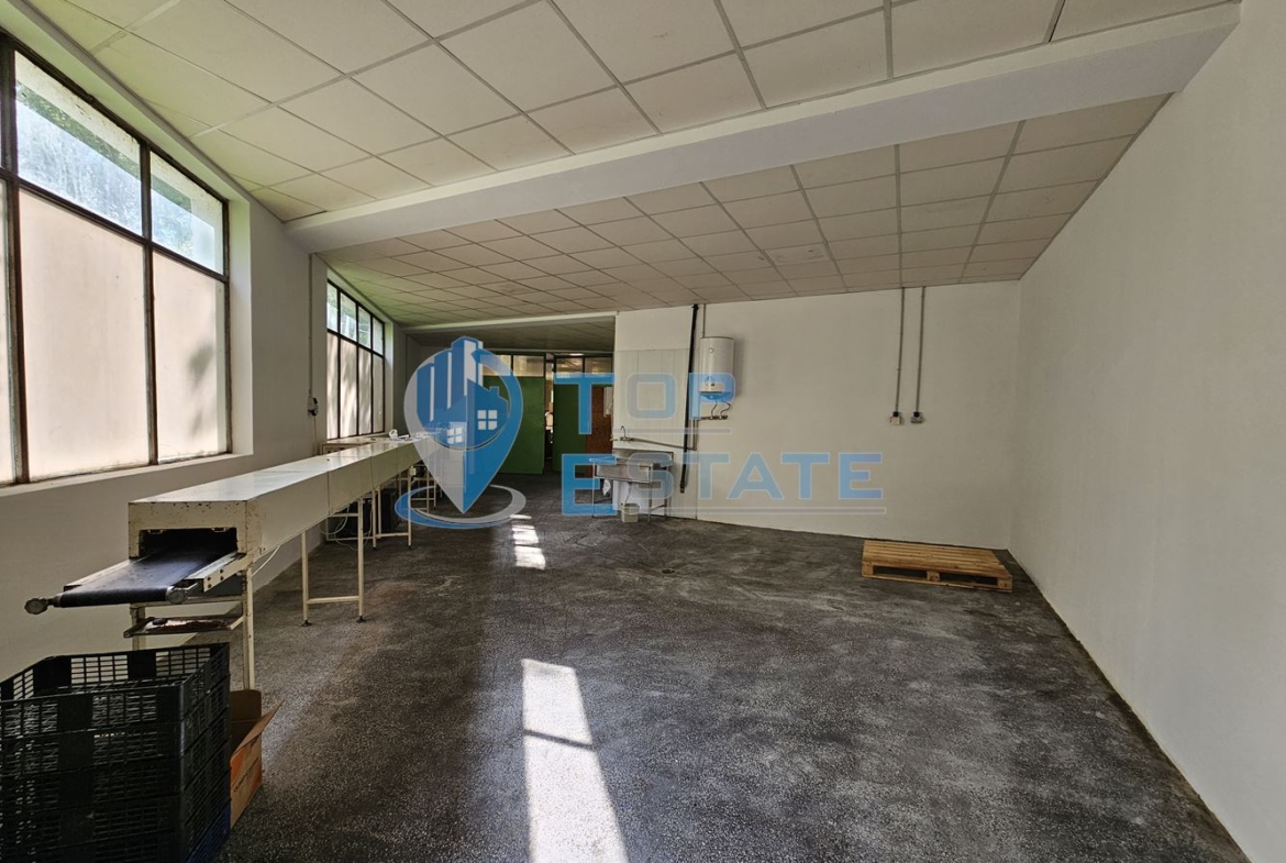 Промишленa сграда със собствен трафопост на главен път Русе - Свиленград в село Поликраище - 0