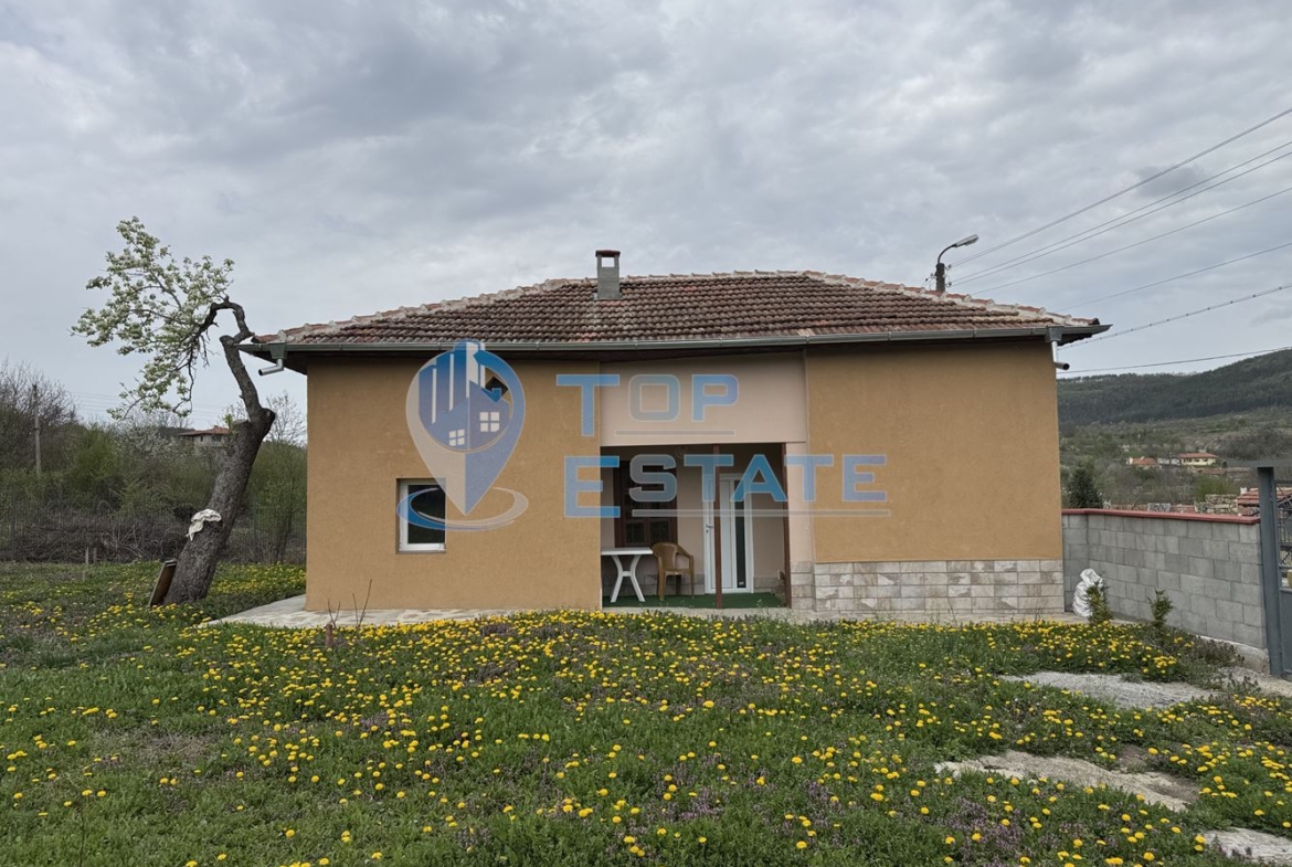 Къща с кладенец и допълнителна постройка в село Пчелище, област Велико Търново - 0