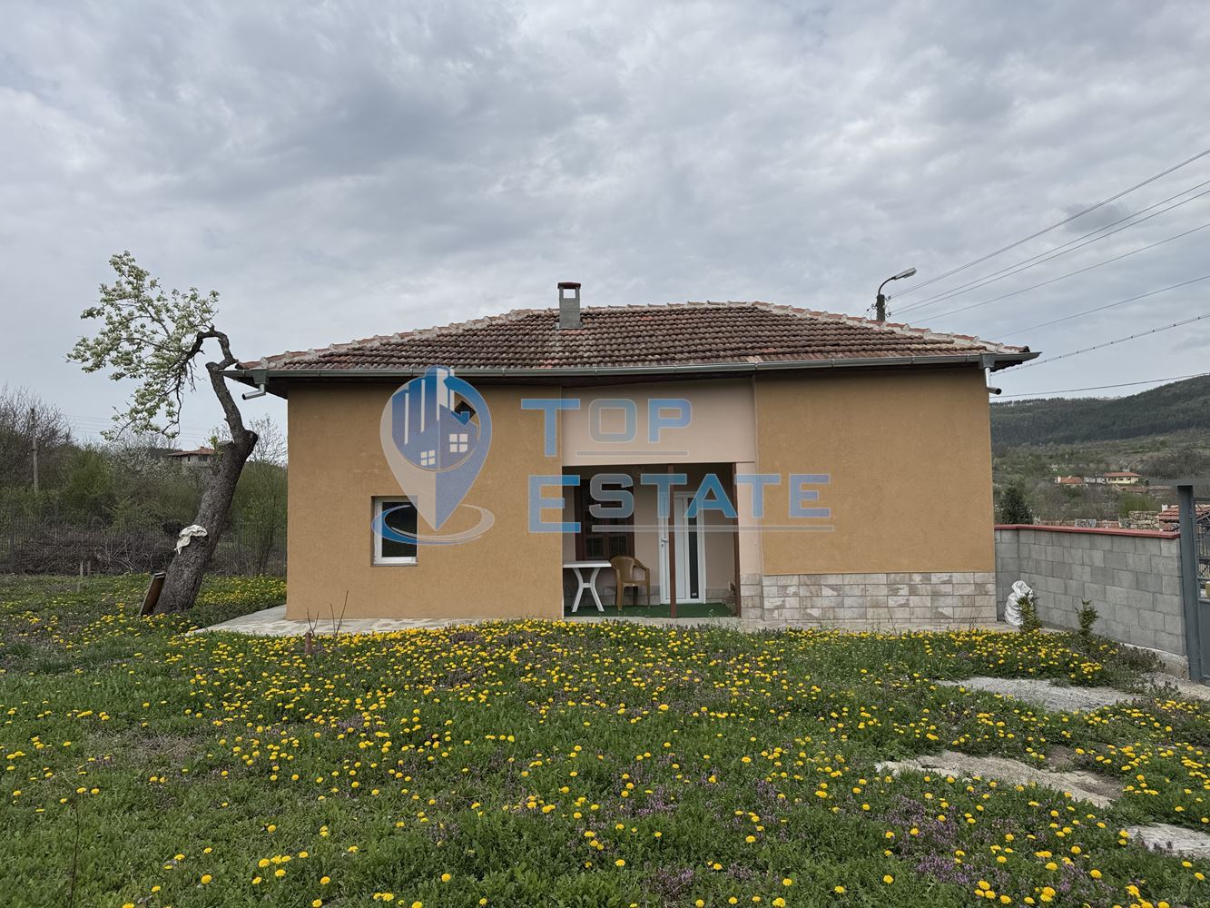 Къща с кладенец и допълнителна постройка в село Пчелище, област Велико Търново - 0