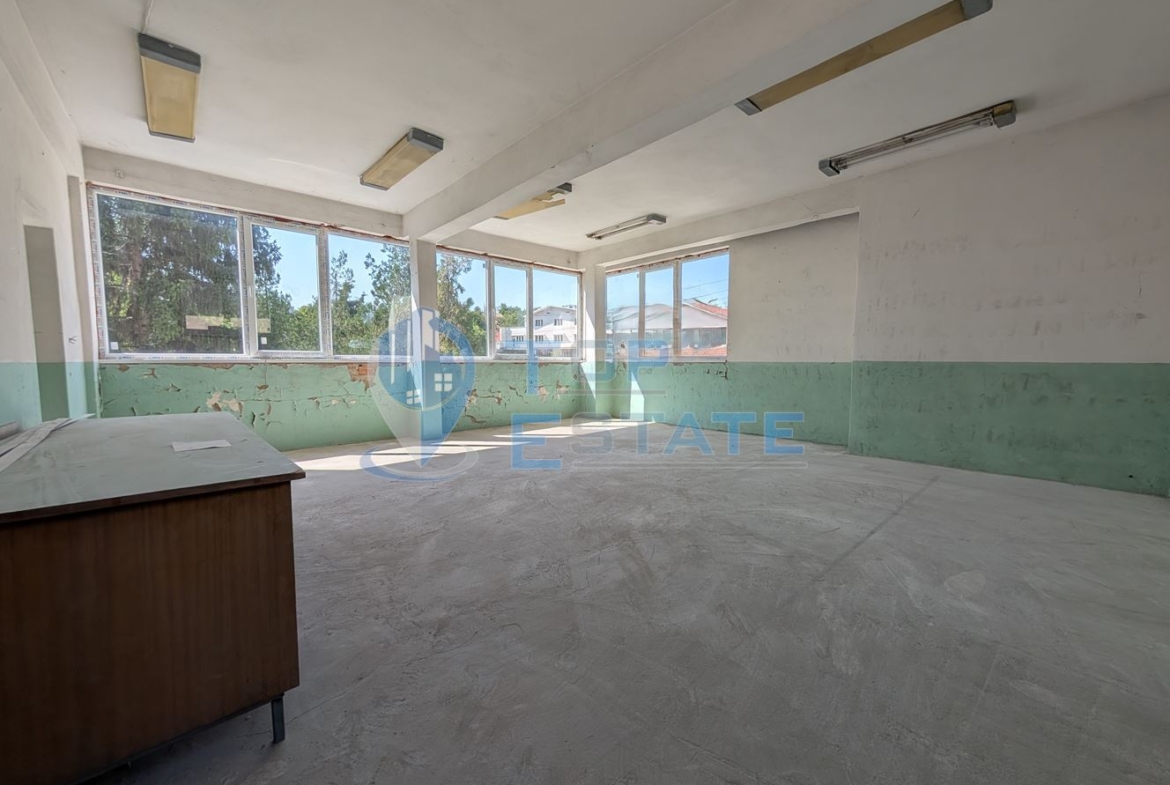 Търговска сграда в центъра на село Самоводене - 0