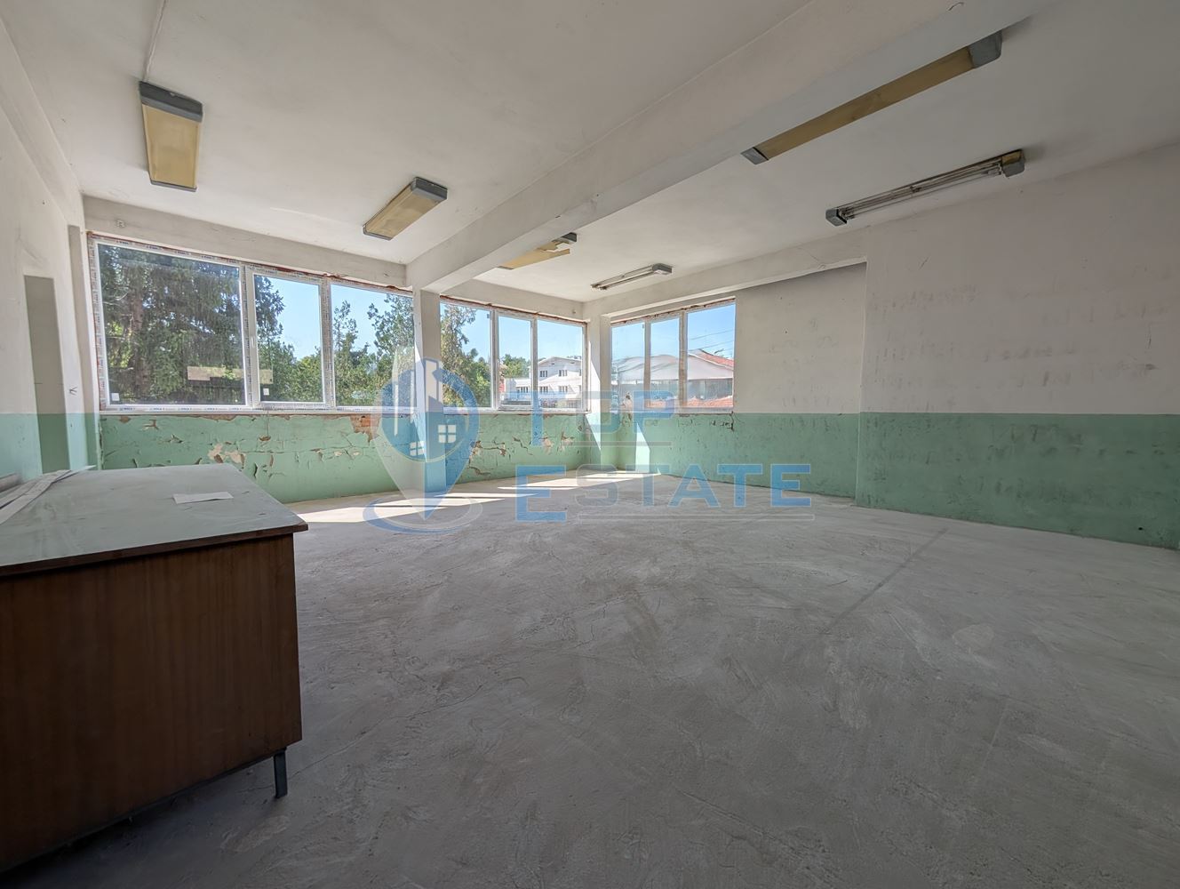 Търговска сграда в центъра на село Самоводене - 0