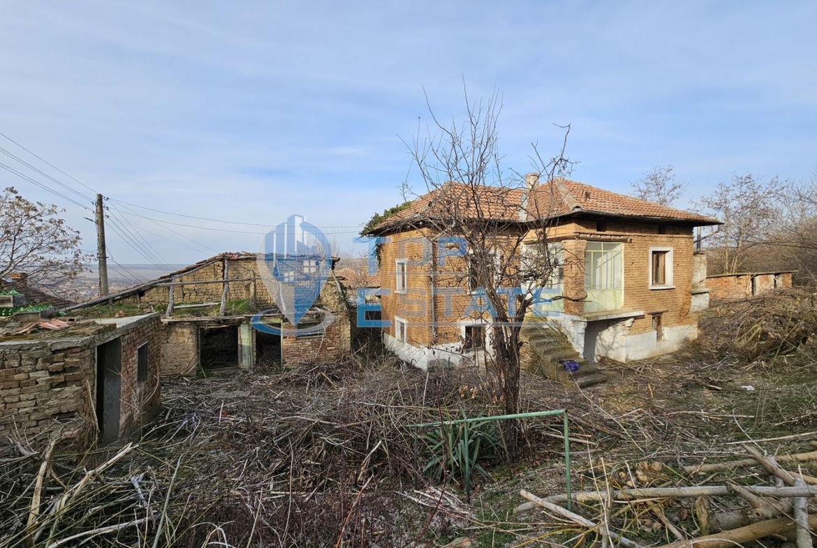 Двуетажна тухлена къща с голям двор в село Козловец, община Свищов - 0