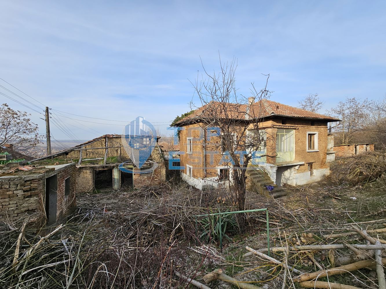 Двуетажна тухлена къща с голям двор в село Козловец, община Свищов - 0