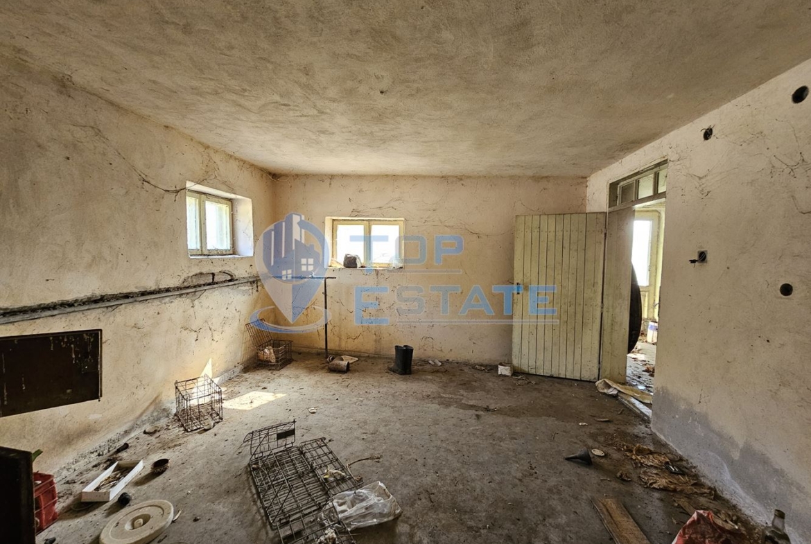 Масивна тухлена двуетажна къща с голям двор в село Драгомирово, община Свищов - 0