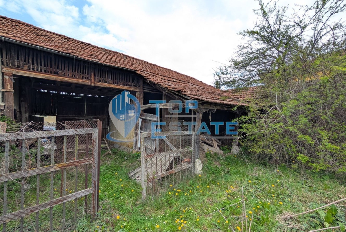 Двуетажна старинна къща с кладенец в село Малки Вършец - 0