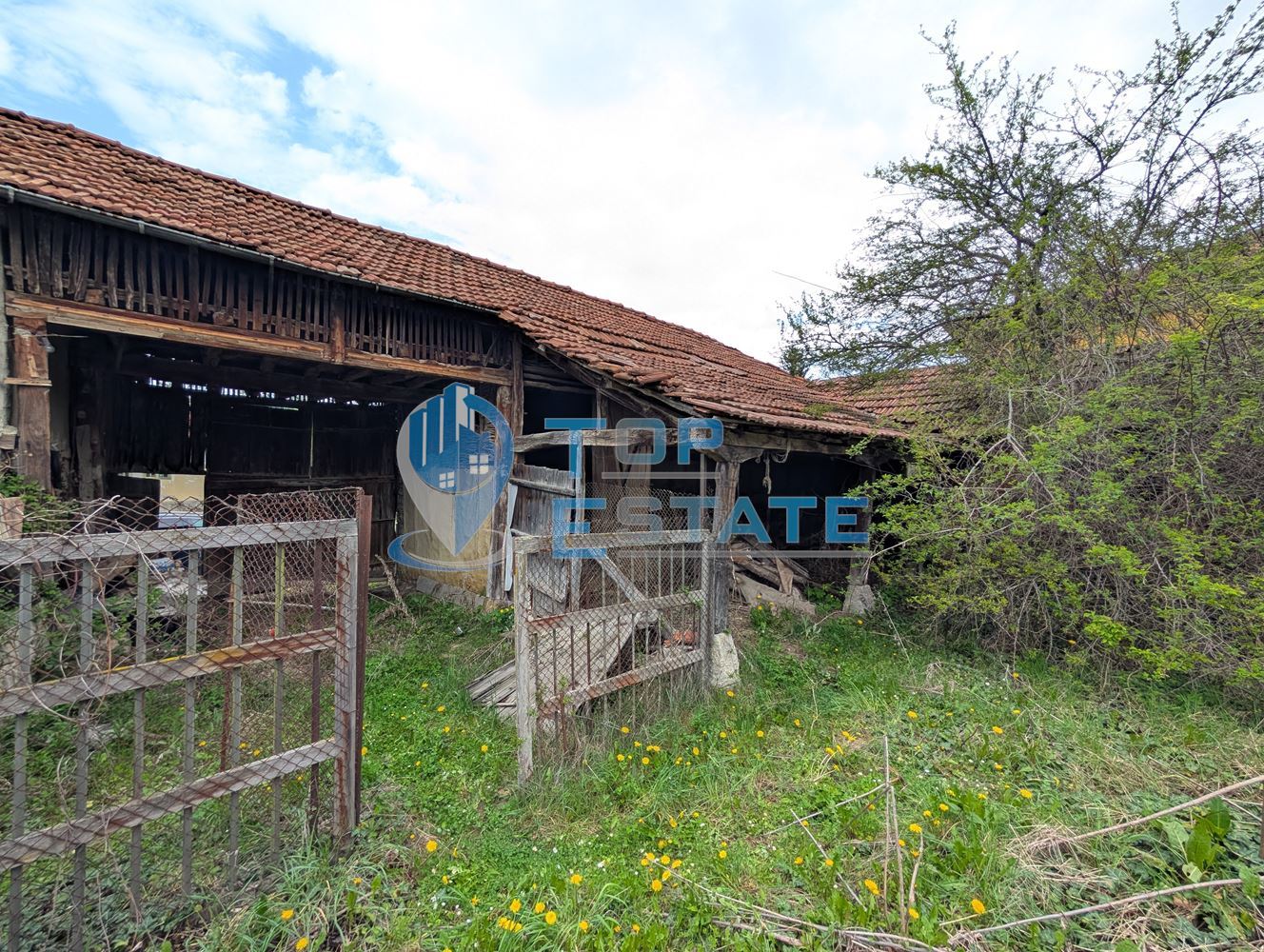 Двуетажна старинна къща с кладенец в село Малки Вършец - 0