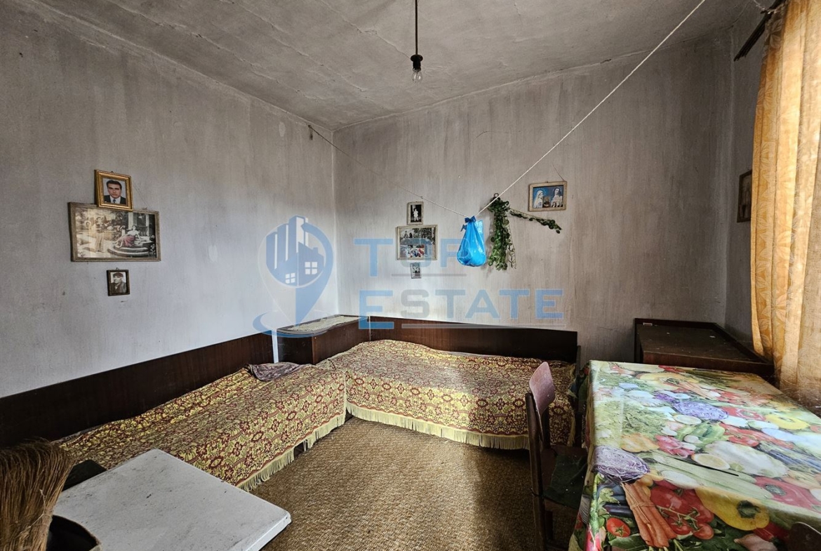 Тухлена къща с вътрешна тоалетна и голям двор в село Драгомирово, община Свищов - 0