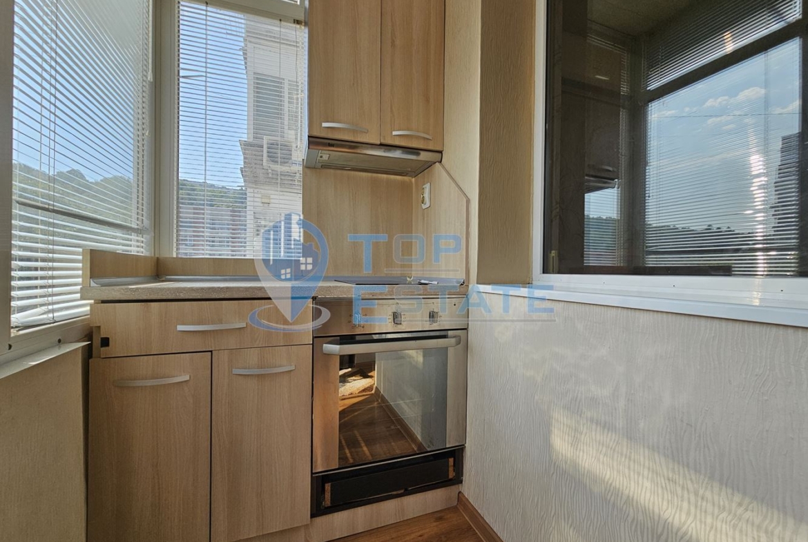 Обзаведен и ремонтиран двустаен тухлен апартамент в Горна Оряховица, квартал Гарата - 0