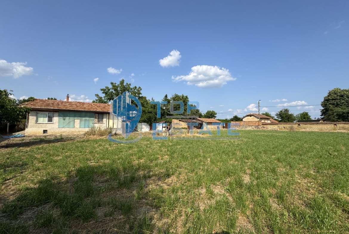 Тухлена къща с кладенец и стопански постройки в село Драганово, област Велико Търново - 0