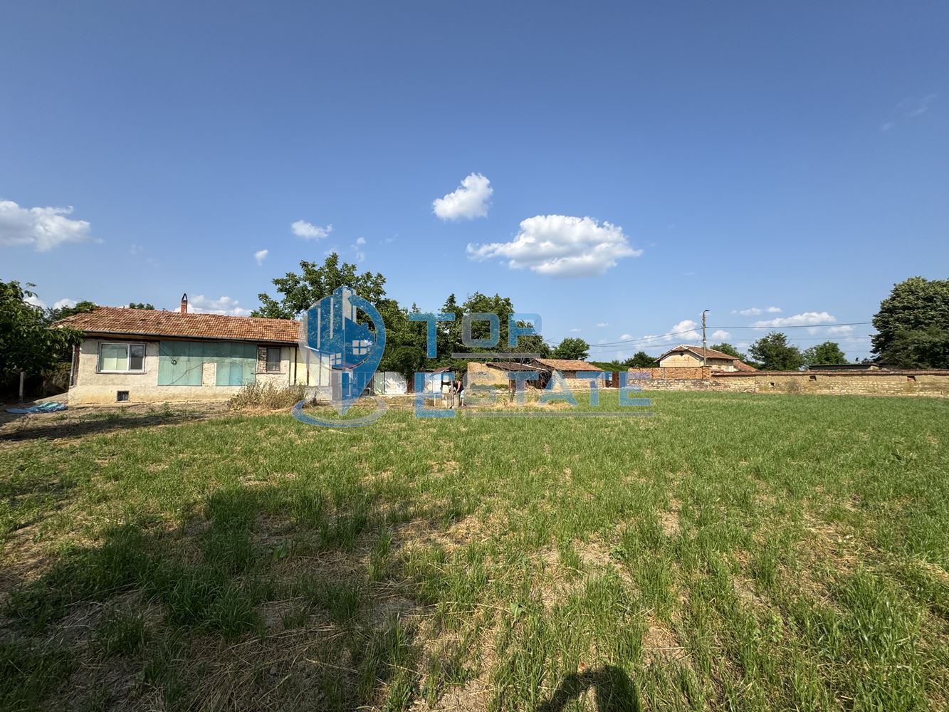 Тухлена къща с кладенец и стопански постройки в село Драганово, област Велико Търново - 0