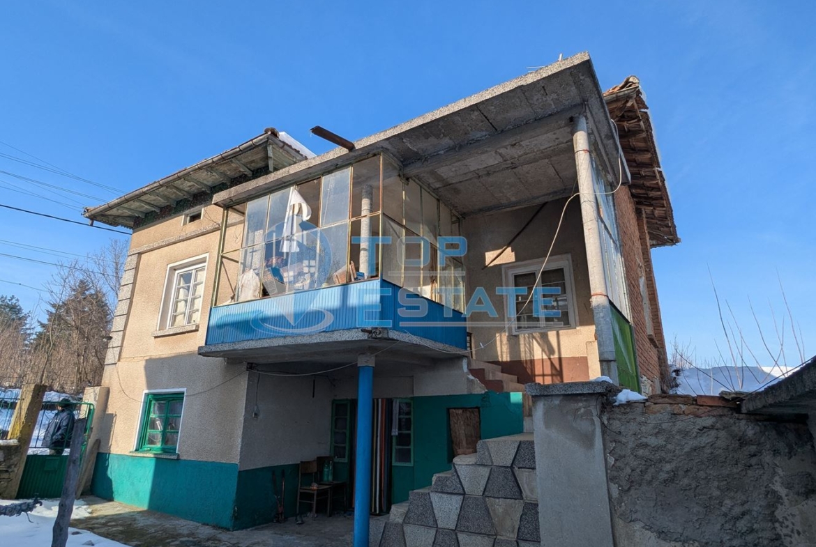 Двуетажна тухлена къща с голям двор в село Копривец, област Русе - 0