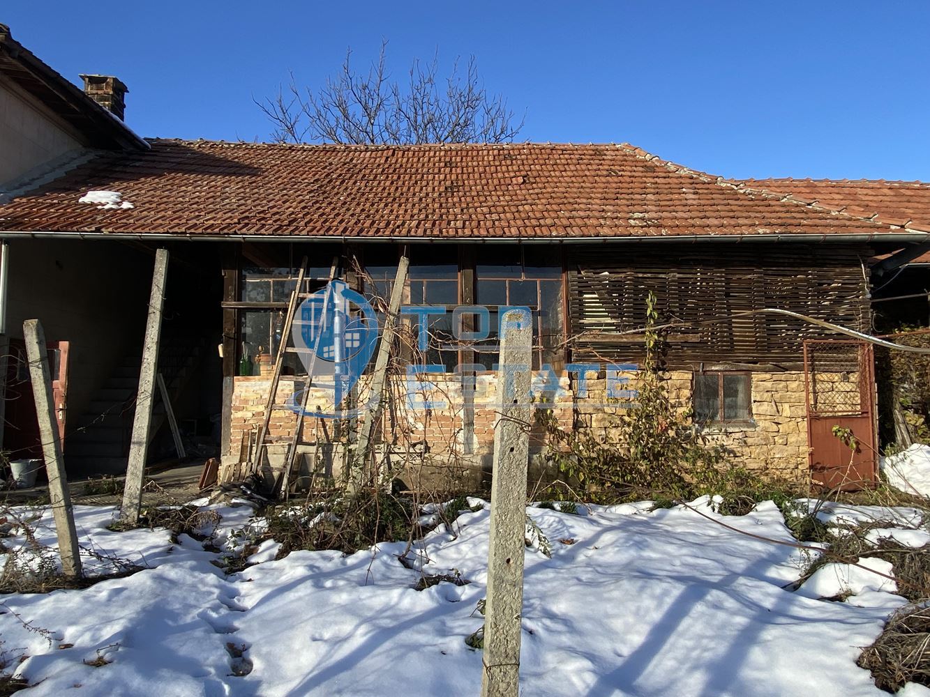 Двуетажна тухлена къща с панорамна гледка в с. Коевци, област Велико Търново. - 0