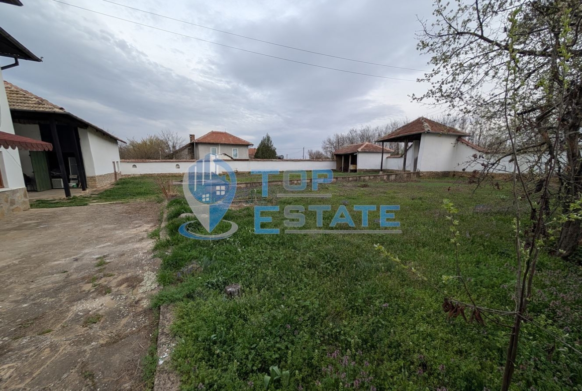 Двуетажна къща с голям двор и кладенец в село Ресен - 0