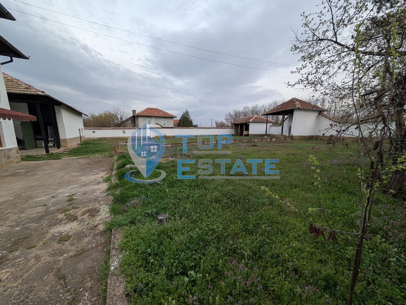 Двуетажна къща с голям двор и кладенец в село Ресен - 0