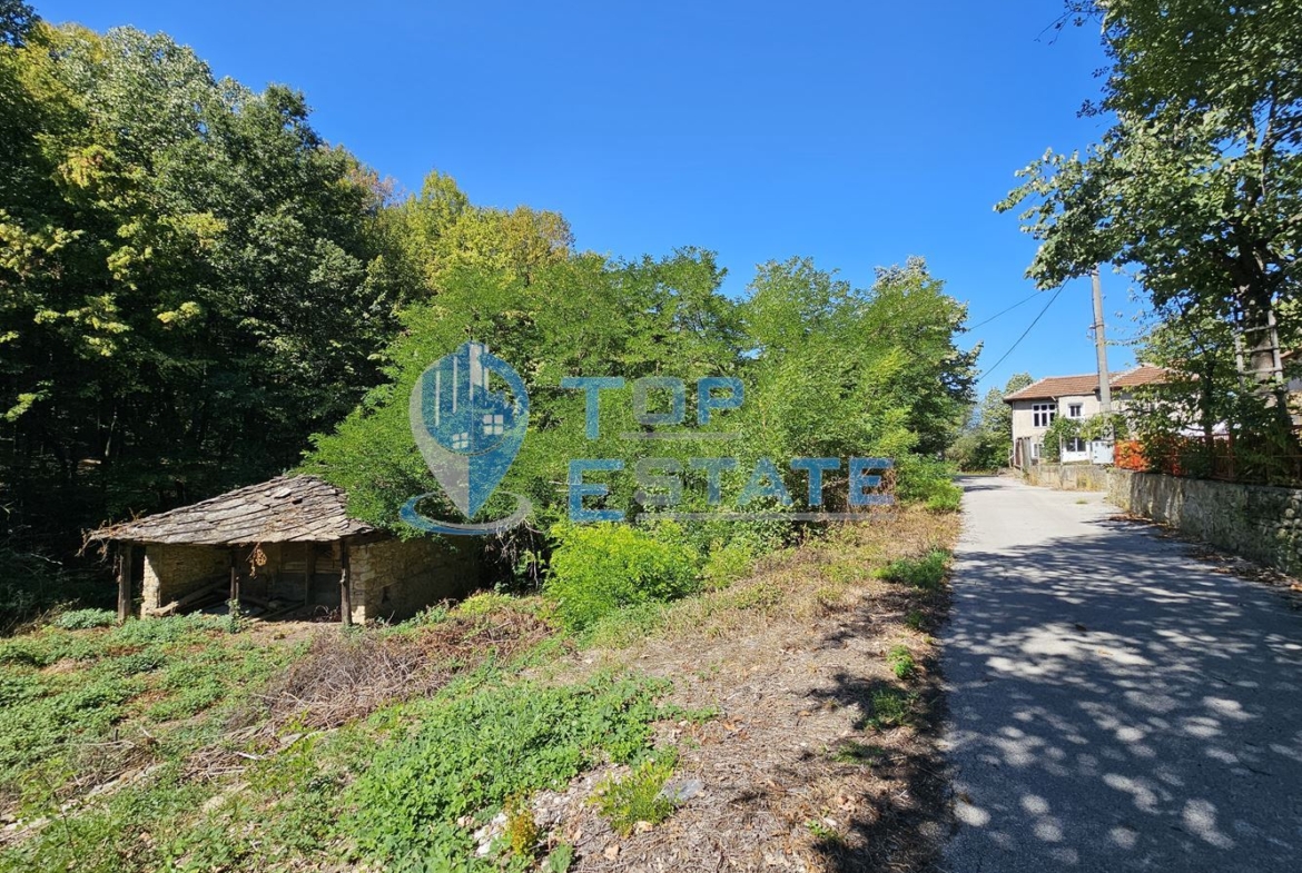 Парцел с каменна постройка до гора и поточе в квартал Златари, град Габрово - 0