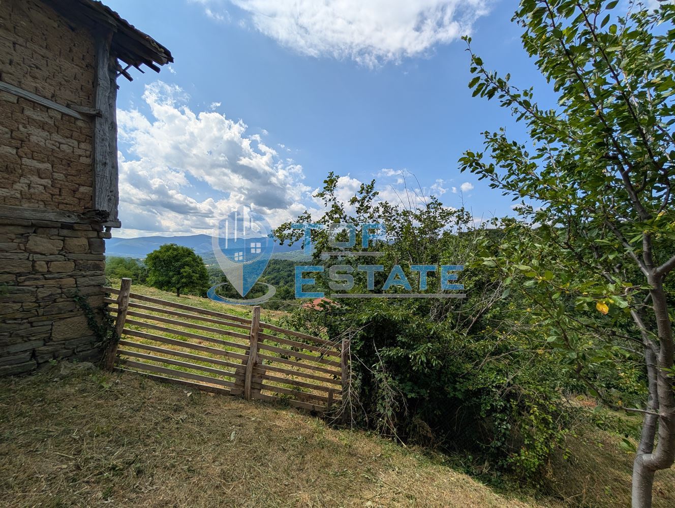 Двуетажна къща с уникална панорамна гледка в Тревненския балкан - 0