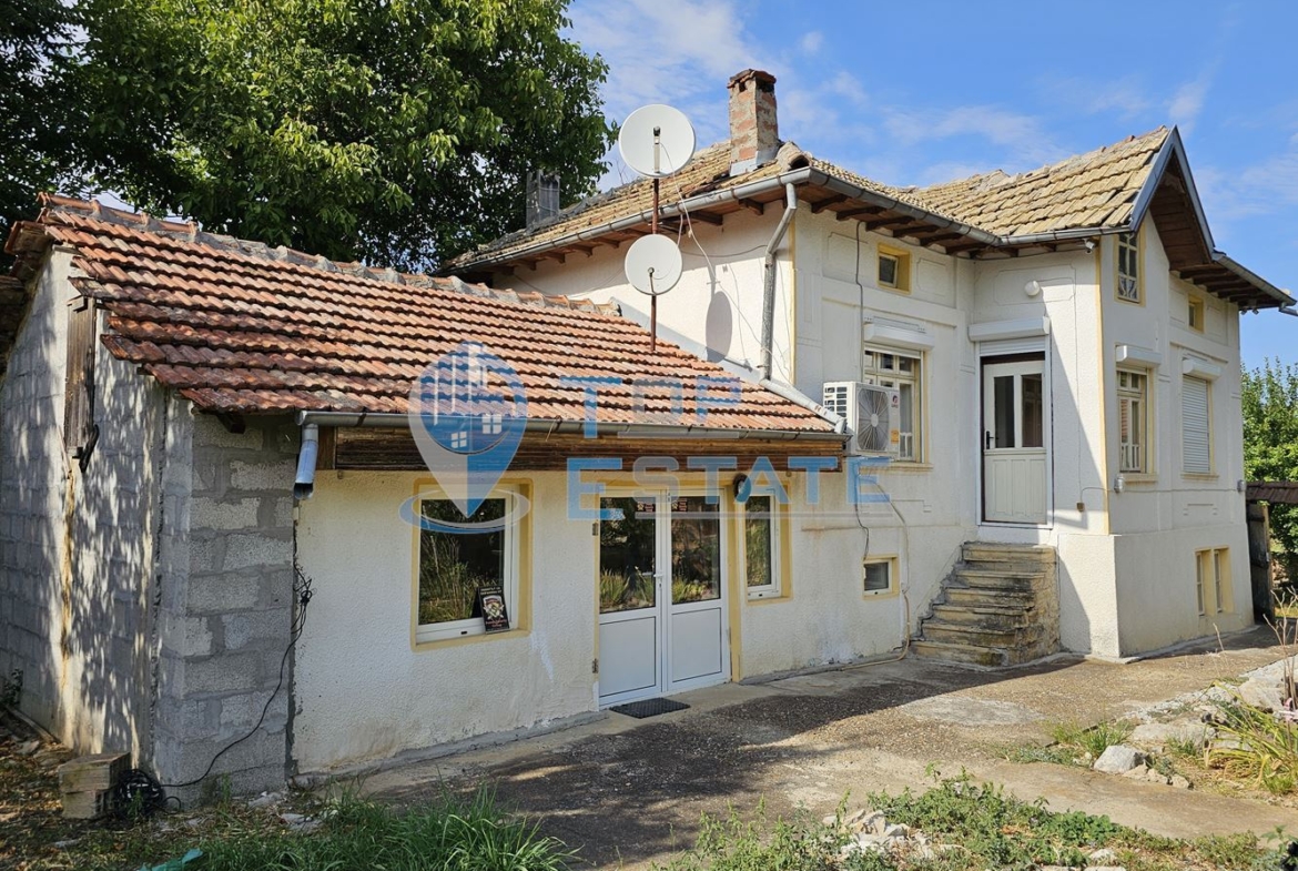 Ремонтирана и обзаведена къща с два санитарни възела в село Хотница, област Велико Търново - 0