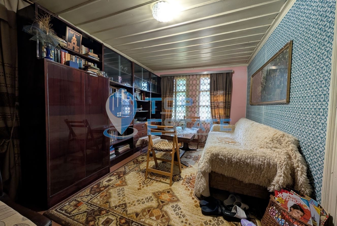 Двуетажна автентична къща с голям двор в село Лесичарка - 0