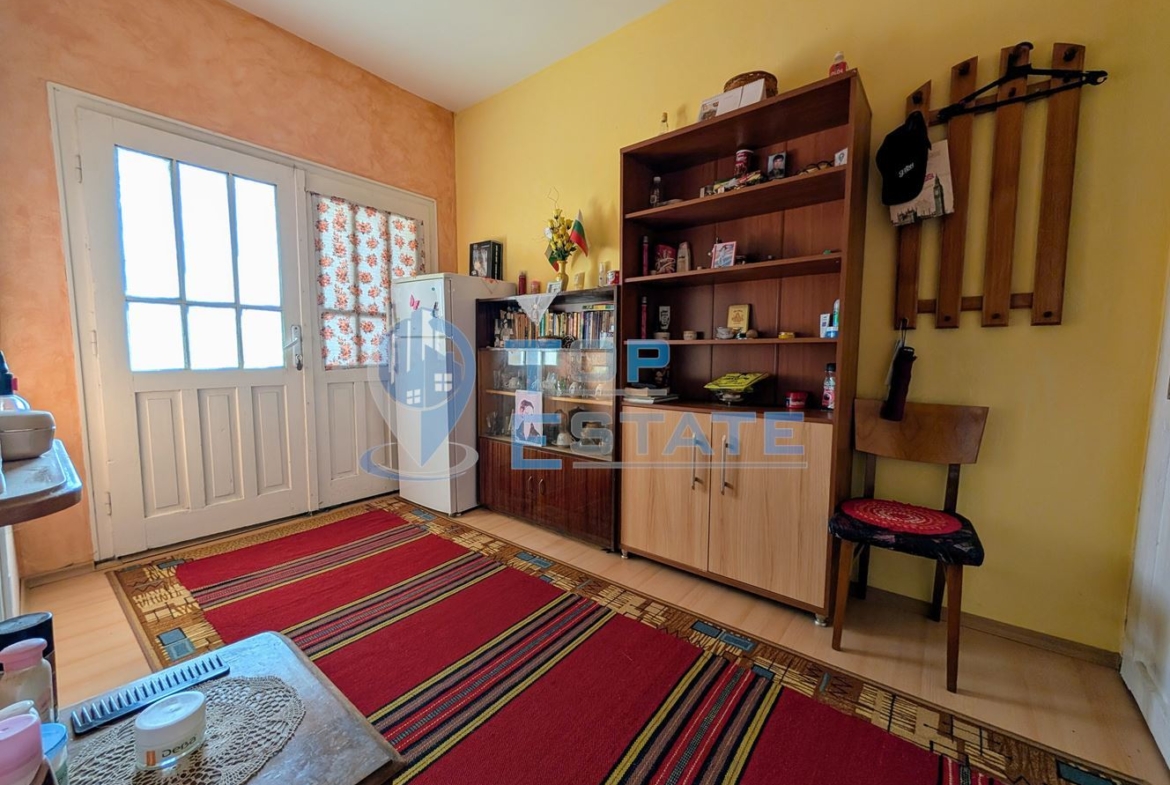 Едноетажна къща с множество стопански постройки и голям двор в село Хаджидимитрово - 0