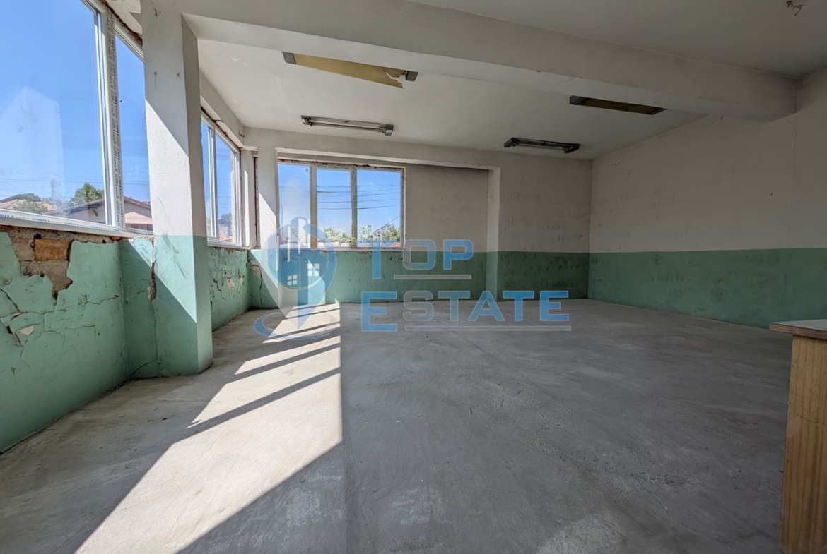 Търговска сграда в центъра на село Самоводене - 0