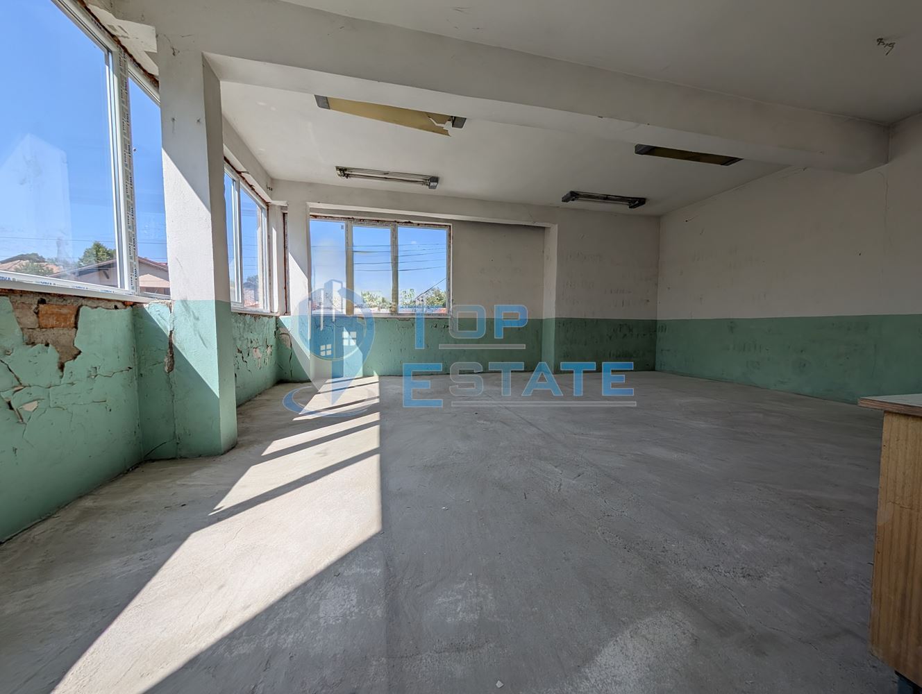 Търговска сграда в центъра на село Самоводене - 0