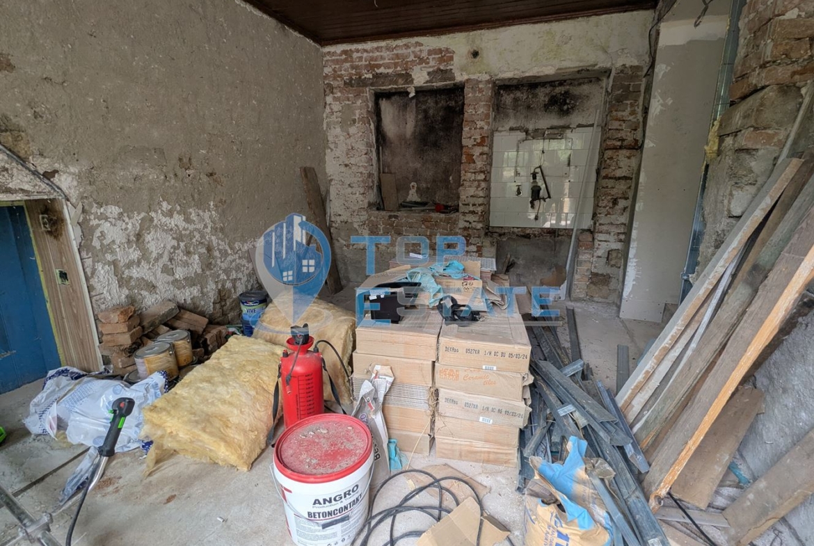 Двуетажна тухлена къща с кладенец в село Поликраище, област Велико Търново - 0