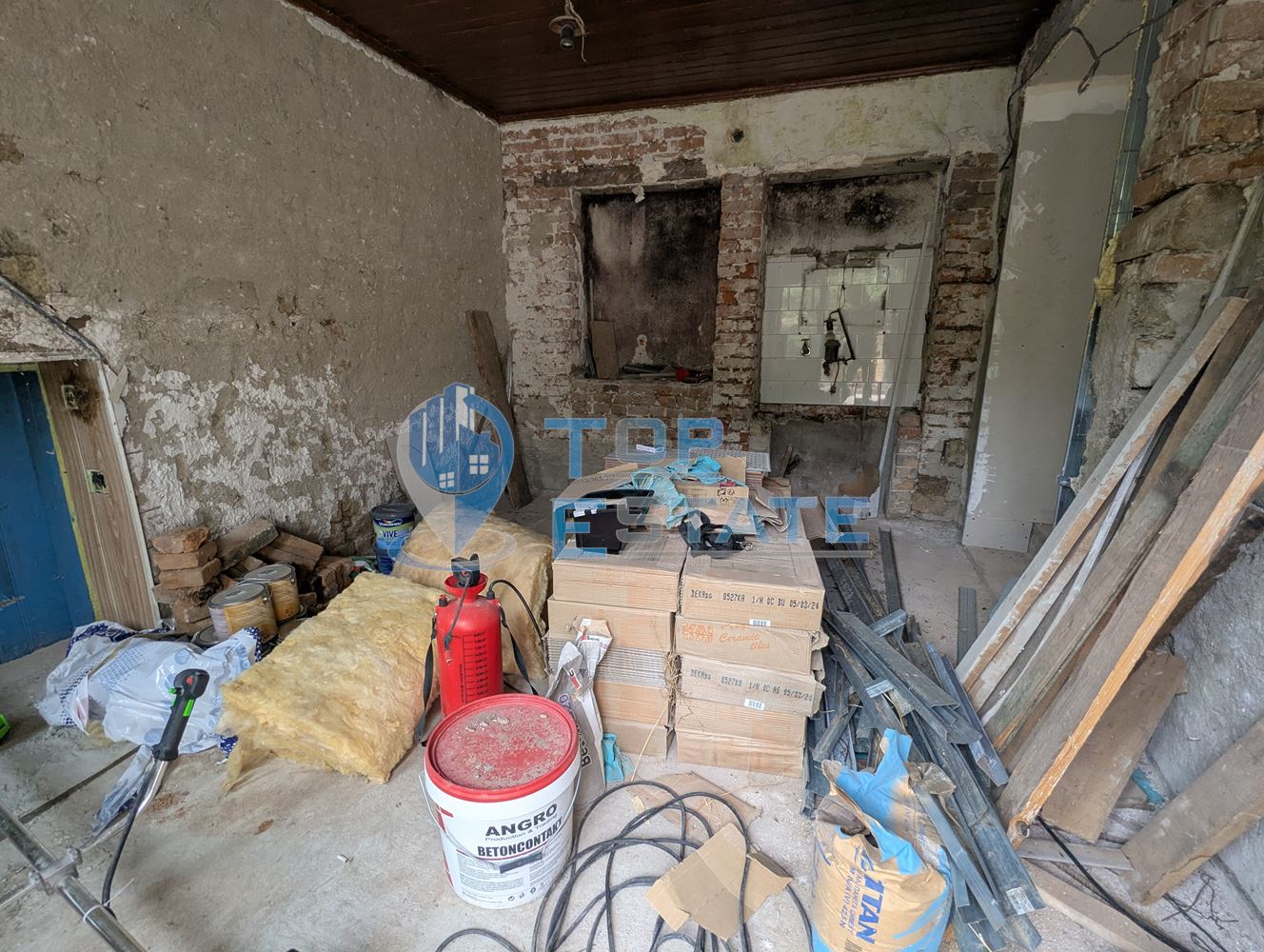 Двуетажна тухлена къща с кладенец в село Поликраище, област Велико Търново - 0