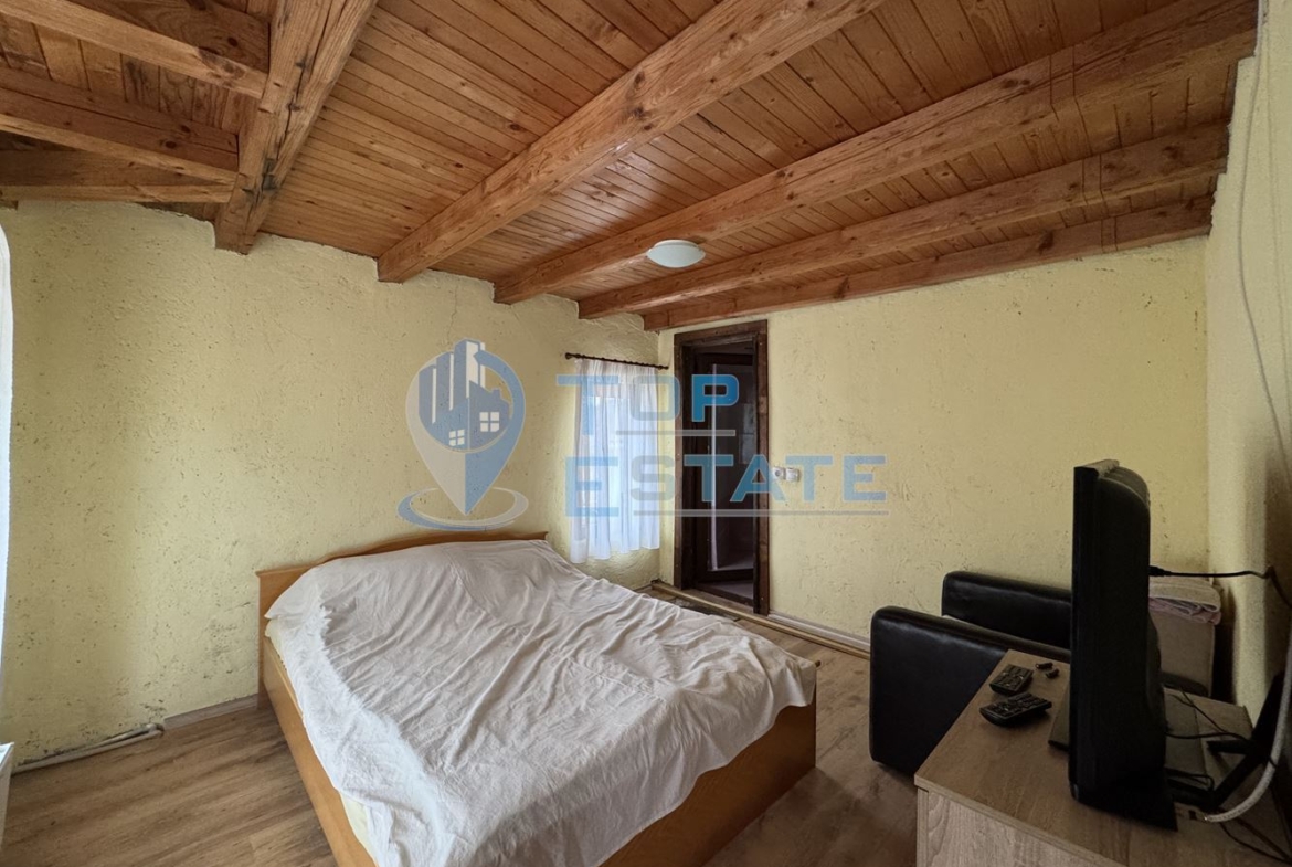 Двуетажна къща с панорамна гледка в гр. Елена, област Велико Търново - 0