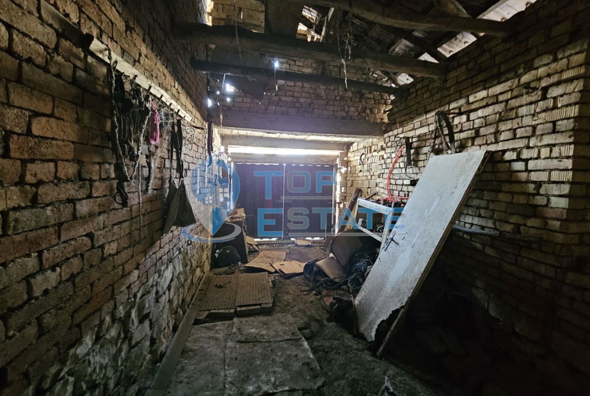 Голяма едноетажна тухлена къща с гараж в село Страхилово - 0