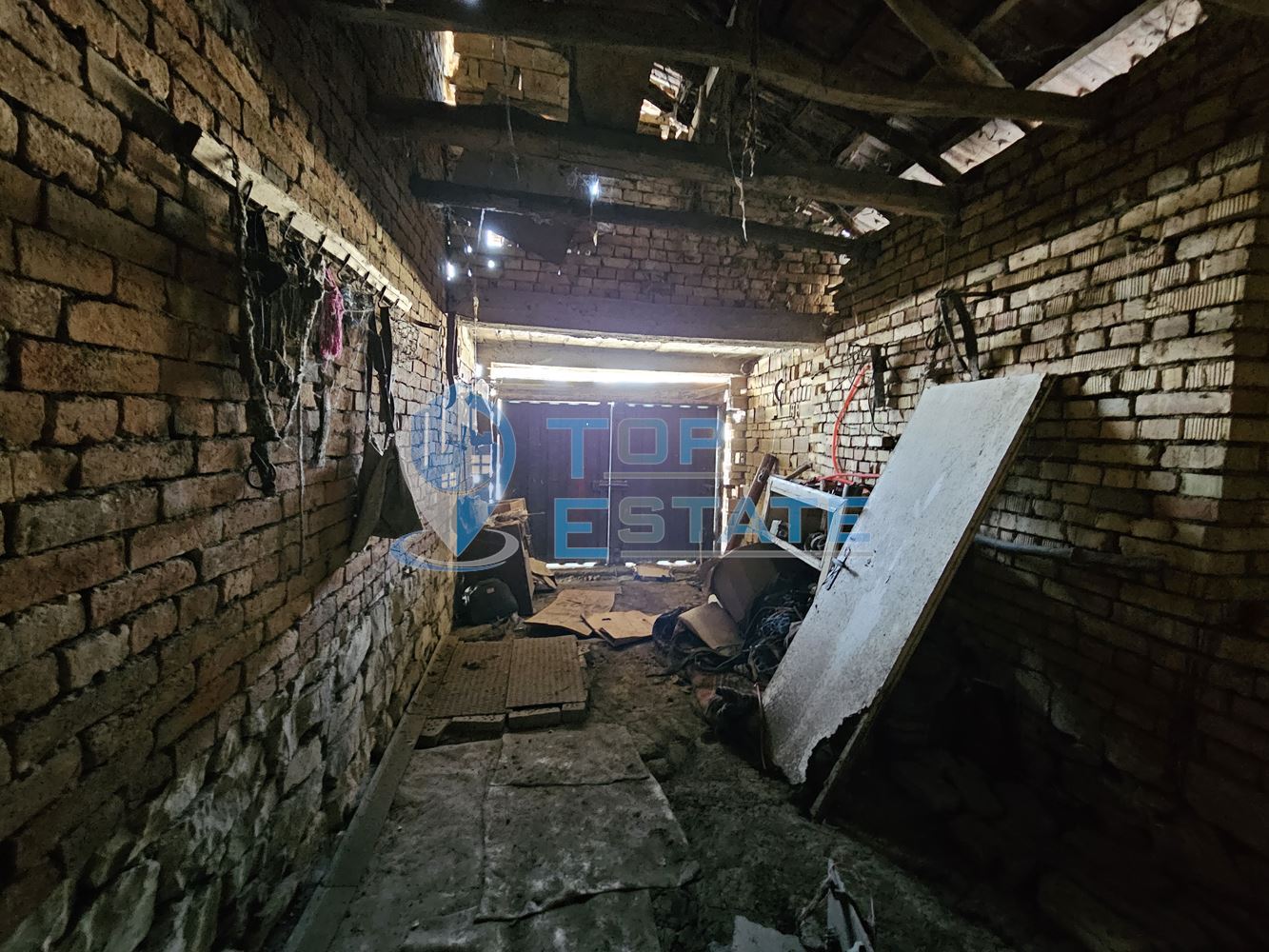 Голяма едноетажна тухлена къща с гараж в село Страхилово - 0