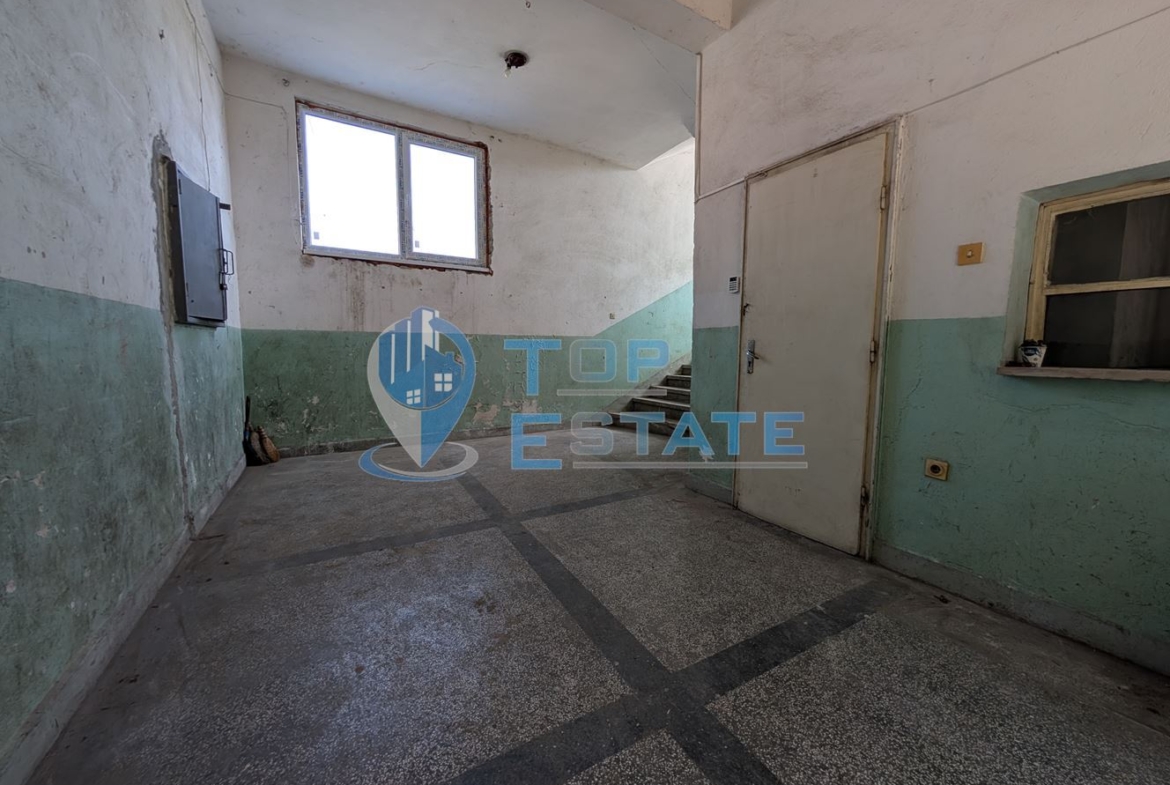 Търговска сграда в центъра на село Самоводене - 0