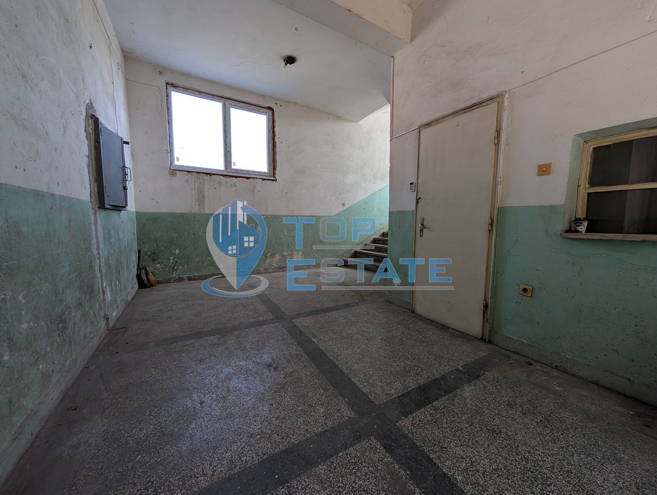 Търговска сграда в центъра на село Самоводене - 0