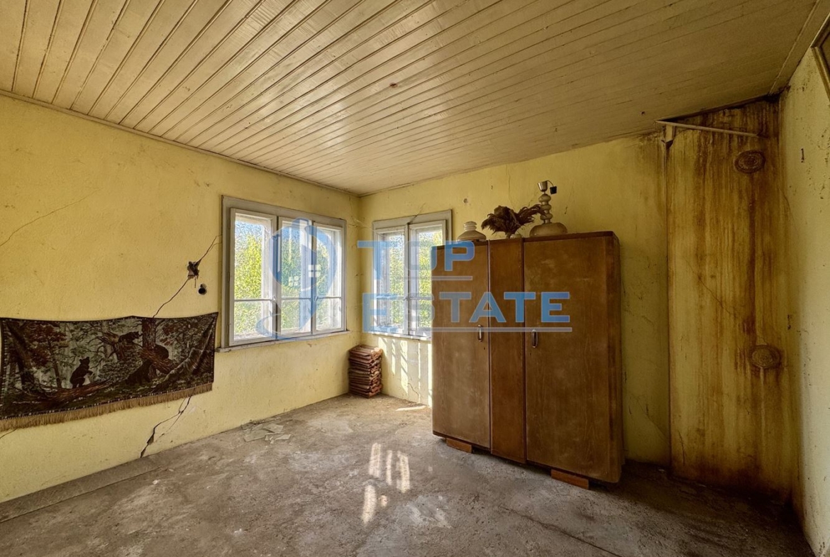 Двуетажна тухлена къща с кладенец и гараж в село Водолей, област Велико Търново - 0