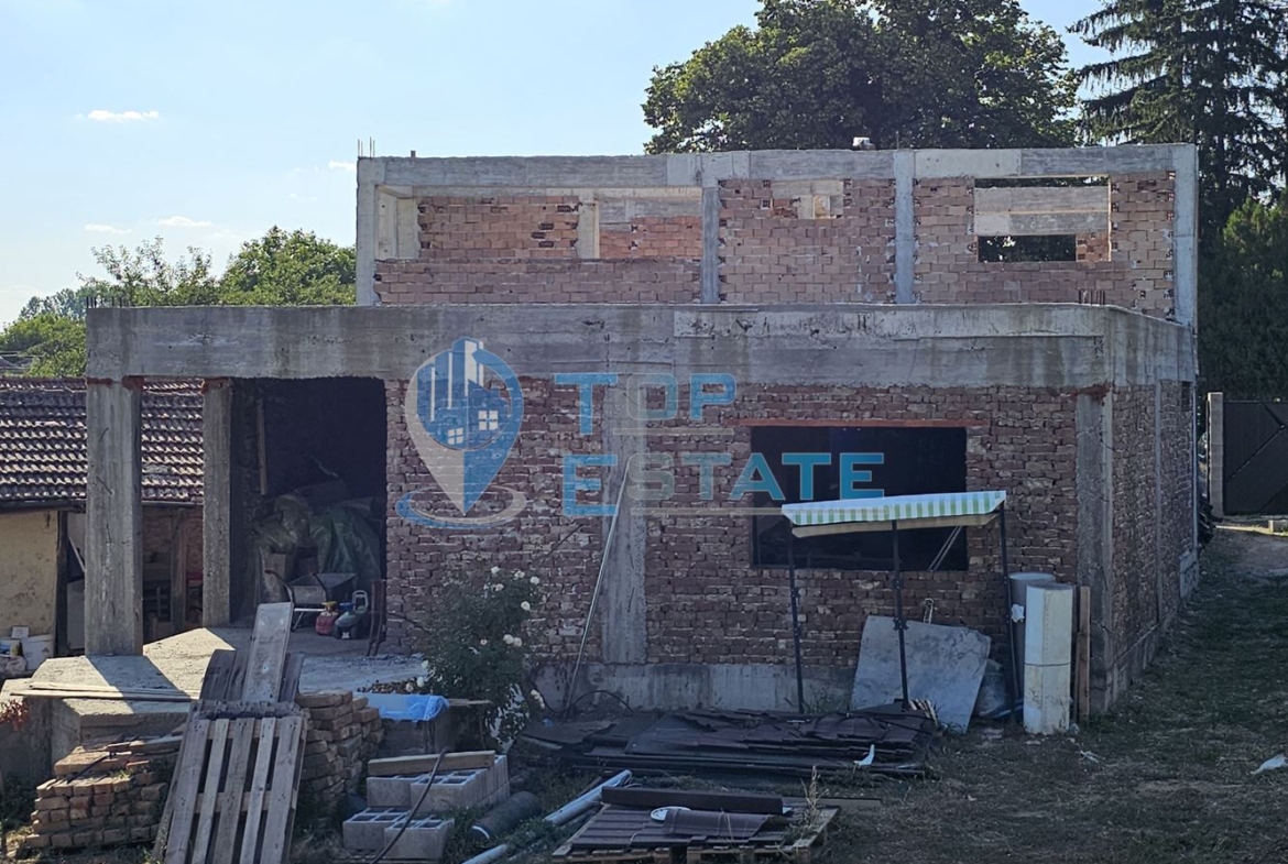 Двуетажна къща на груб строеж с втора къща и басейн с панорама в село Леденик - 0