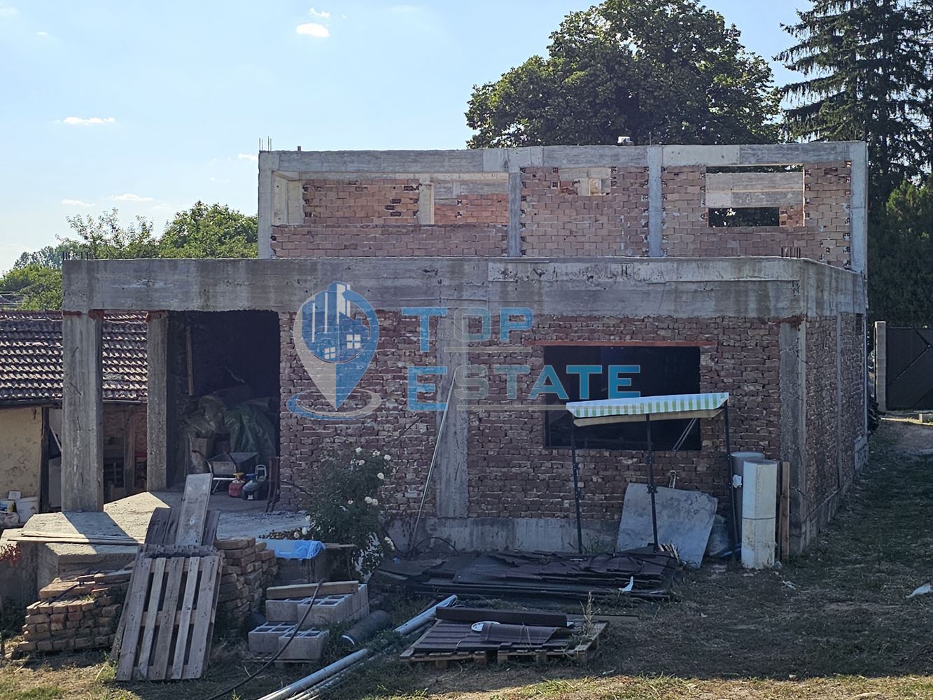 Двуетажна къща на груб строеж с втора къща и басейн с панорама в село Леденик - 0